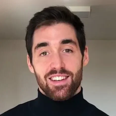 Nicola Natali, professional Italian basketball player and Mandarin student, shares his success learning Chinese online - smiling testimonial headshot wearing black turtleneck